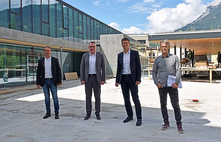 Von links bei der Besichtigung der Bezirkshauptmannschaft Schwaz: Vorstand der Abteilung Hochbau des Landes Gerhard Wastian, LR Johannes Trat-ter, BH Michael Brandl sowie Architekt Thomas Mathoy bei der Besichtigung in der BH Schwaz. 