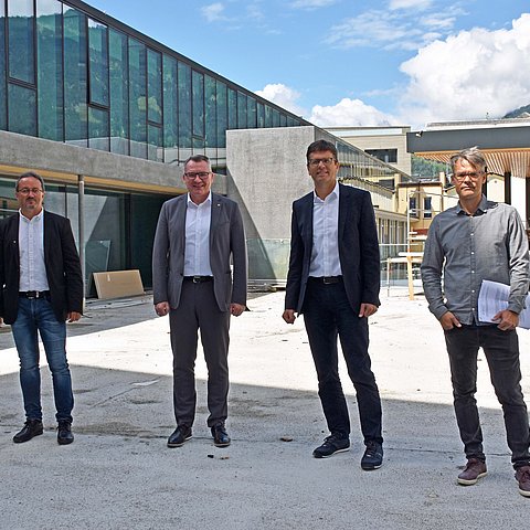 Von links bei der Besichtigung der Bezirkshauptmannschaft Schwaz: Vorstand der Abteilung Hochbau des Landes Gerhard Wastian, LR Johannes Trat-ter, BH Michael Brandl sowie Architekt Thomas Mathoy bei der Besichtigung in der BH Schwaz. 