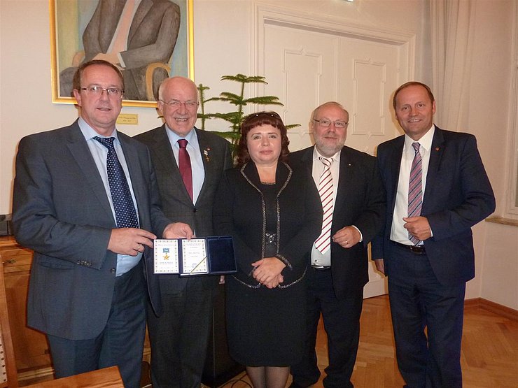 BU: v.l. Josef Siegele, Herwig van Staa, Nina Karpachova, EOI-Präsident Dieter Burgard, LH-Stv Josef Geisler