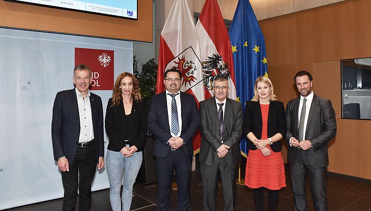 Gruppenbild von ausgewählten Politikern und Gästen der Veranstaltung