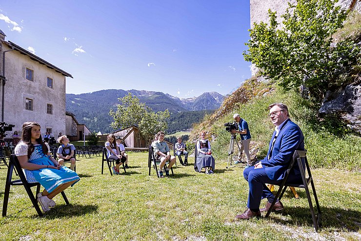 Landeshauptmann Günther Platter mit Schülerinnen und Schüler
