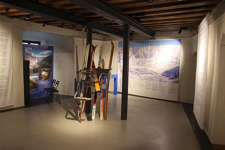Innenraum des Stadtmuseums Hall mit einer temporären Ausstellung.