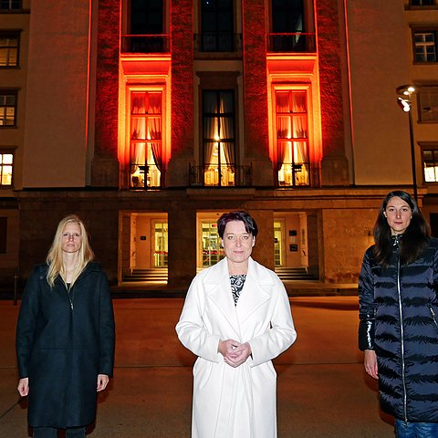 Landtagspräsidentin Sonja Ledl-Rossmann (Mitte) und die beiden Vizepräsidentinnen Sophia Kircher (re.) sowie Stephanie Jicha appellieren, bei Gewalt an Frauen und Mädchen hin- und nicht wegzusehen.
