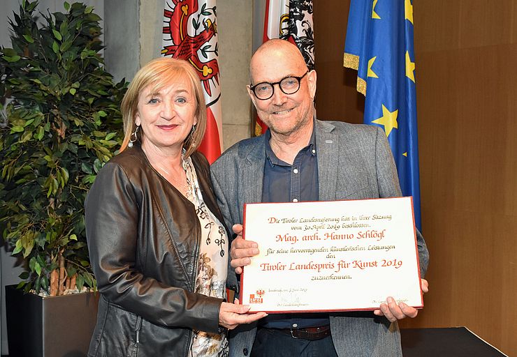 Kulturlandesrätin Beate Palfrader gratuliert Architekt Hanno Schlögl zum Landespreis für Kunst 2019. 