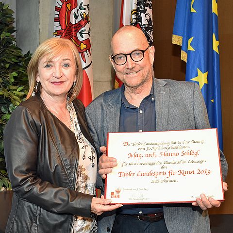 Kulturlandesrätin Beate Palfrader gratuliert Architekt Hanno Schlögl zum Landespreis für Kunst 2019. 