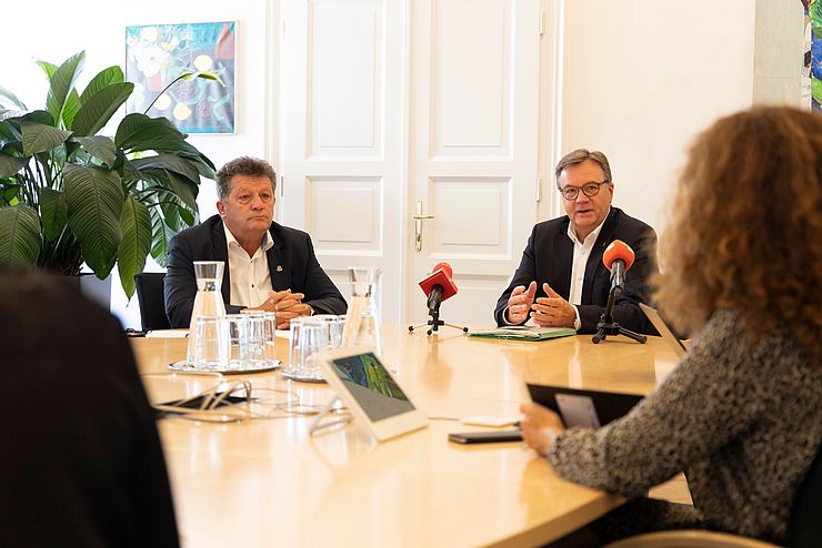 LH Günther Platter und Gemeindeverbands-Präsident Ernst Schöpf wollen mit einem niederschwelligen Impfangebot die Impfquote in Tirol steigern. 