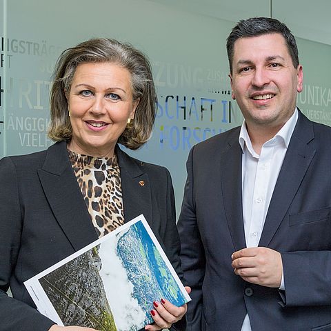 Wirtschaftslandesrätin Patrizia Zoller-Frischauf und Geschäftsführer Marcus Hofer können auf eine stolze Leistungsbilanz der Standortagentur Tirol verweisen.