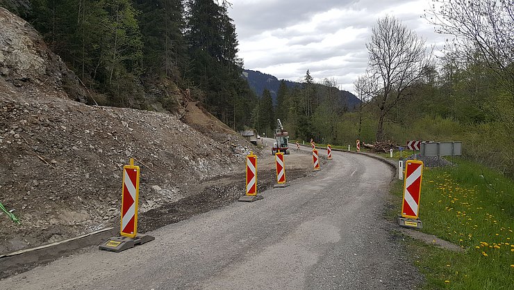 Bergseitiger Felsabtrag mit neuer Sturzmulde