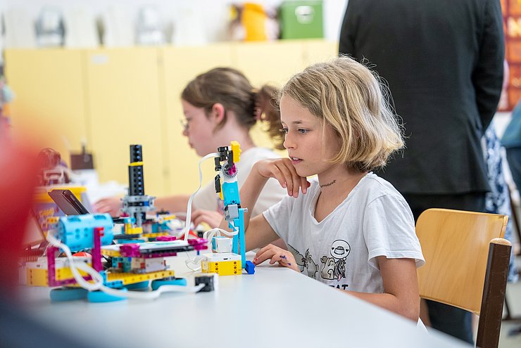 Tirol wird mit flächendeckenden Angeboten zum MINT-Bundesland – wie hier in der MINT-Pilotschule MS Kematen.