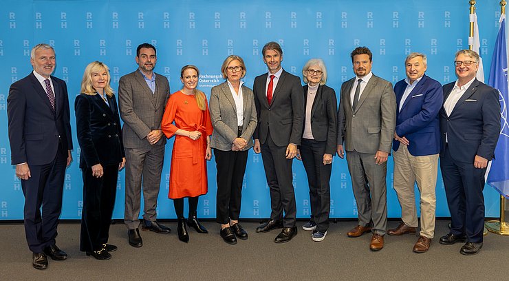 Foto: Präsidentin des RH Österreich mit den Direktorinnen und Direktoren der LRH (© RH Österreich)