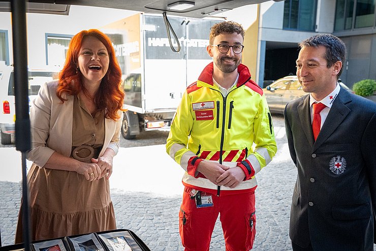 Landesrätin Hagele lacht in die Kamera.