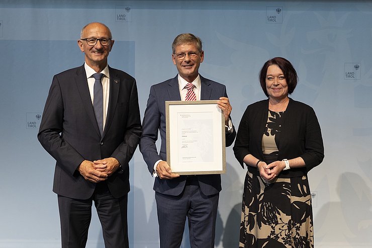© Land Tirol/Sedlak LH Anton Mattle und LTPin Sonja Ledl-Rossmann mit dem Geehrten Thomas Peter Radner (Arbeiterkammer Tirol), der den Berufstitel „Professor“ erhalten hat.