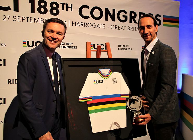 Georg Spazier, Geschäftsführer innsbruck-tirol sports GmbH (ITS), nimmt die Auszeichnung von UCI-Präsident David Lappartient (li.) entgegen.
