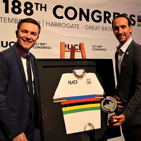 Georg Spazier, Geschäftsführer innsbruck-tirol sports GmbH (ITS), nimmt die Auszeichnung von UCI-Präsident David Lappartient (li.) entgegen.