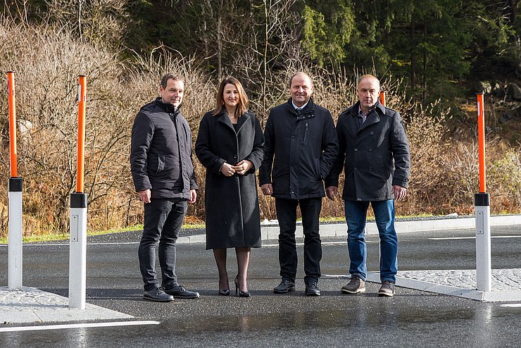 Gruppenfoto bei der neuen Querungshilfe