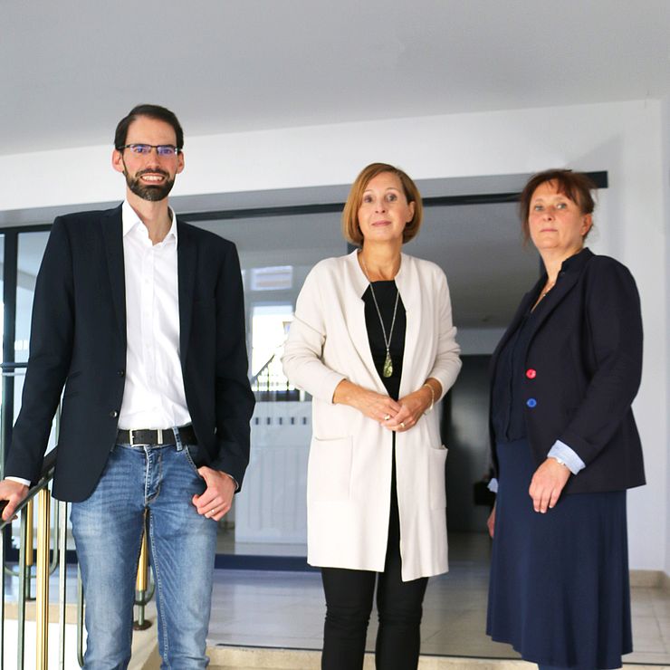 LRin Fischer (Mitte) stellt mit den StudienleiterInnen Lukas Kerschbaumer und Claudia Sorger die Studie "Sexismus im Alltag" vor. 