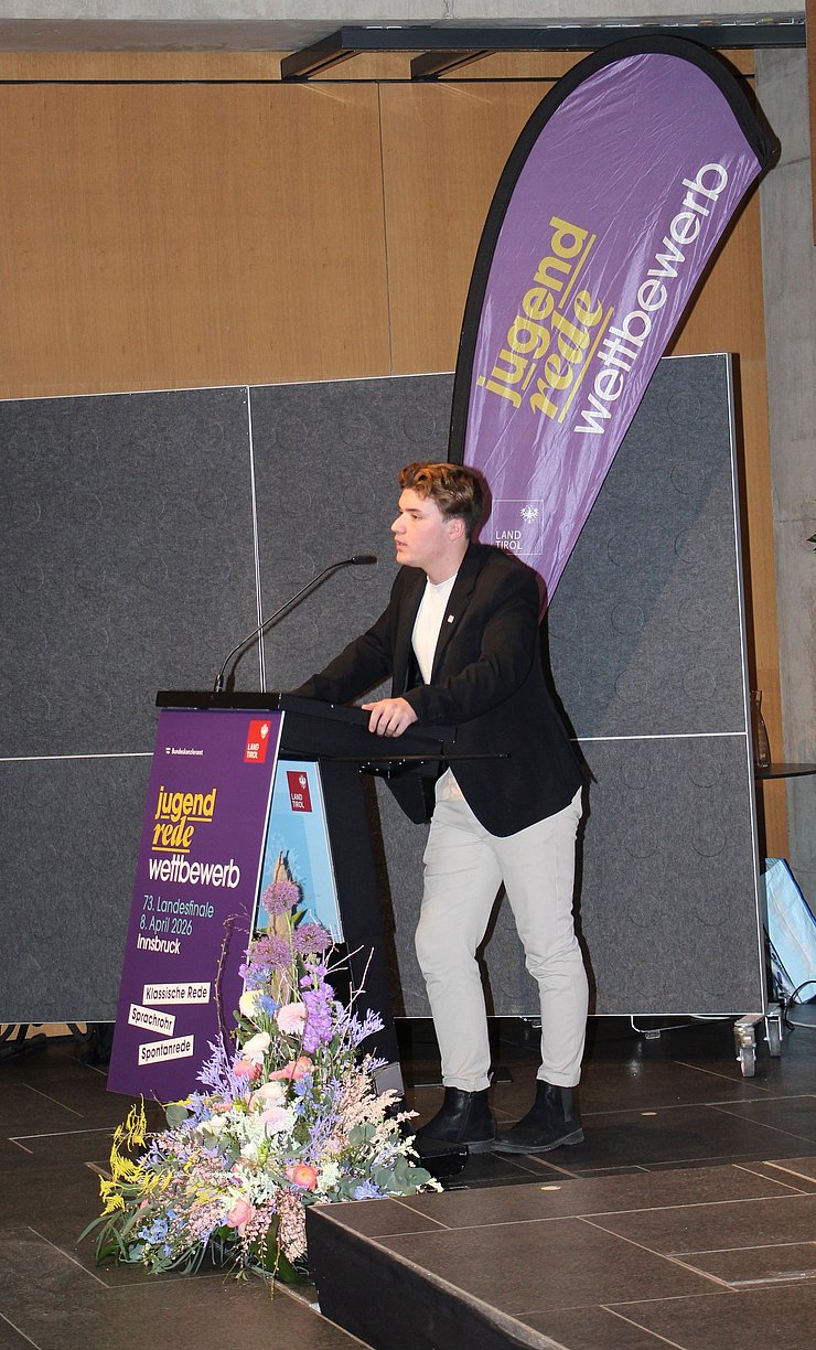 Jugendlicher spricht in Mikrofon