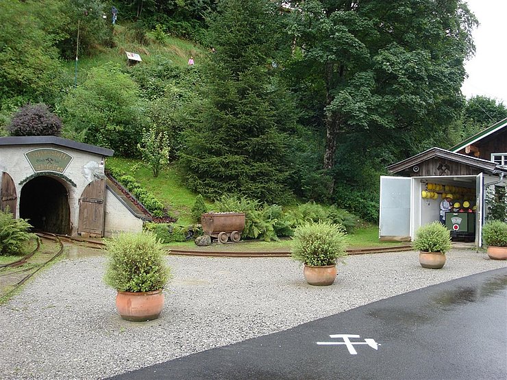 Eingangsbereich des "Schaubergwerks Kupferplatte" in "Jochberg"