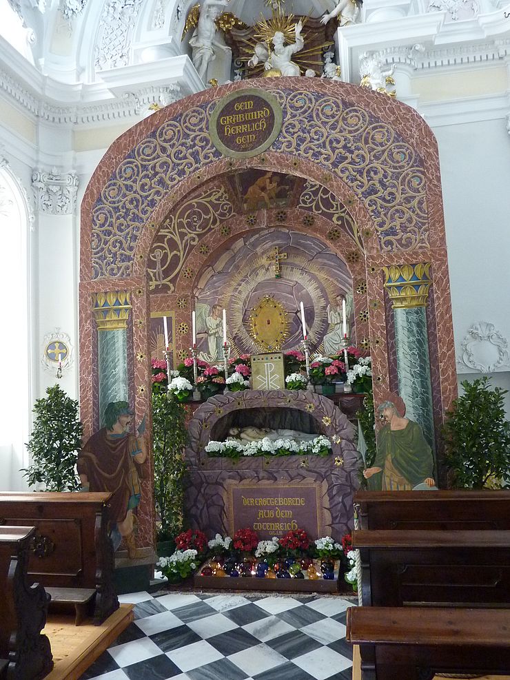 Bild Ostergrab vor Altar