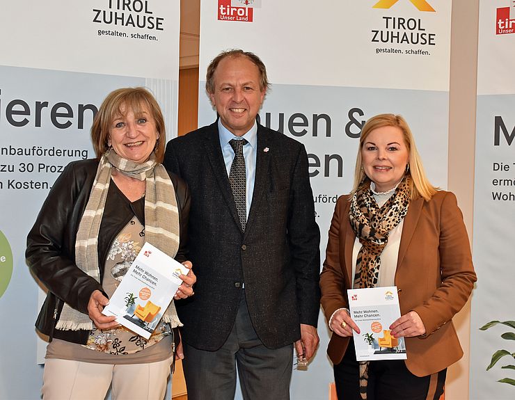 v.li: LRin Beate Palfrader, Otto Flatscher, Abteilungsvorstand WBF, und Vize-Bgmin Barbara Trapl präsentierten die Neuerungen in der Wohnbauförderung.