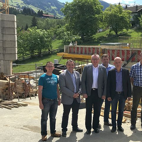Leistbares Bauland in Kolsassberg: LR Johannes Tratter (3. Von li) und BGM Alfred Oberdanner (2. Von re) freuen sich über das gelungene Bodenfonds-Projekt.