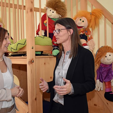 LRin Gabriele Fischer und Petra Sansone, die neue Geschäftsführerin der Tiroler Kinder und Jugend GmbH, in einem der Therapieräume des Kinderschutzes.