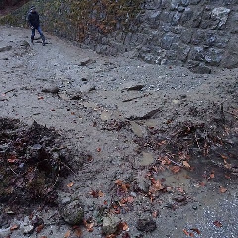 Eine Hangexplosion führte zur Sperre der Gemeindestraße auf den Hattinger Berg.