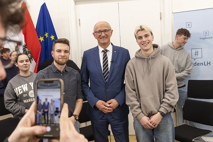 Ein Schüler macht ein Foto mit seinem Handy.