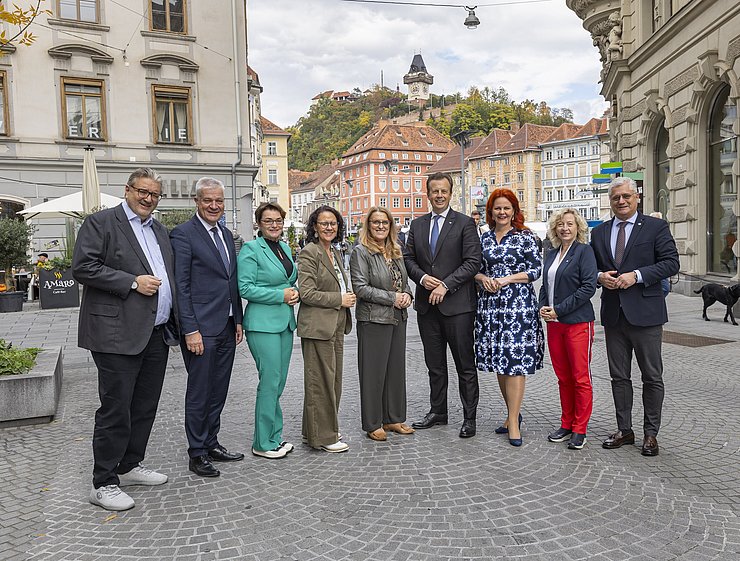 Österreichs GesundheitsreferentInnen tagten in Graz (v. l.): Stadtrat Peter Hacker (Wien), LR Anton Kasser (Niederösterreich), LRin Beate Prettner (Kärnten), LRin Daniela Gutschi (Salzburg), Staatssekretärin Ulrike Königsberger-Ludwig, LR Karlheinz Kornhäusl (Steiermark), LRin Cornelia Hagele (Tirol), LRin Christiane Teschl-Hofmeister (Niederösterreich), LR Martin Antauer (Niederösterreich).