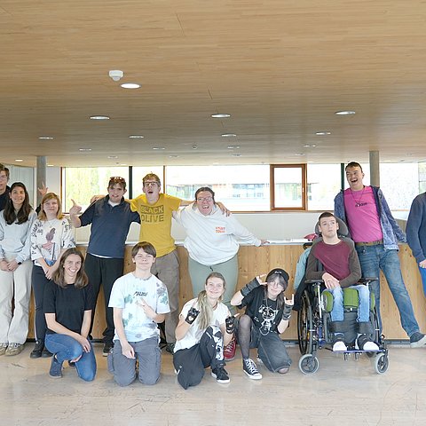 Gruppenfoto - Jugendliche stehen nebeneinander