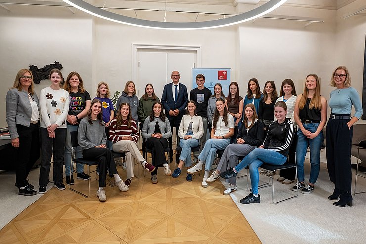 © Land Tirol/Jovanovic Ein Gruppenbild einer Schulklasse ist zu sehen.