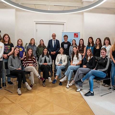 Ein Gruppenbild einer Schulklasse ist zu sehen.