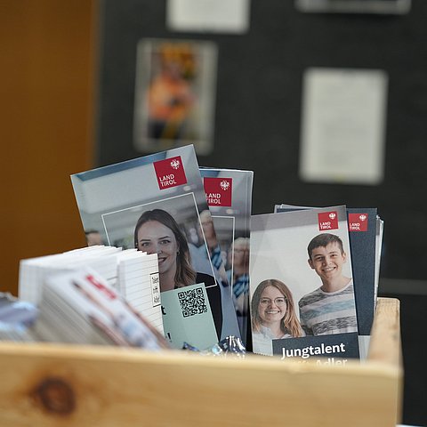 Flyer in einer Holzbox