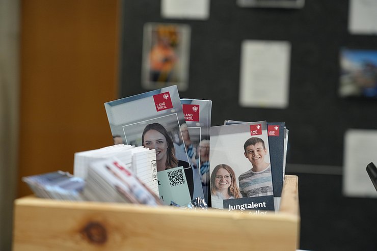 © Land Tirol Flyer in einer Holzbox