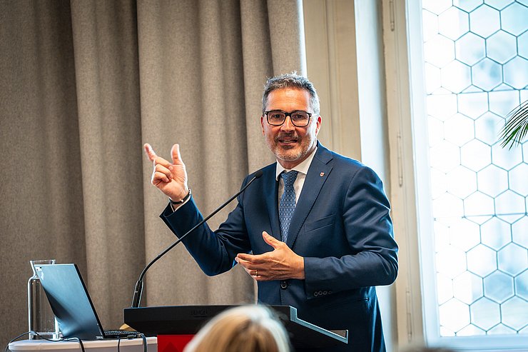 Kompatscher am Podium