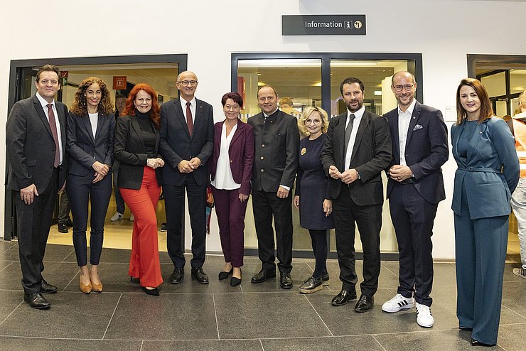 Freuten sich, ihre Türen zu öffnen (v.li.).: LR René Zumtobel, LRin Eva Pawlata, LRin Cornelia Hagele, LH Anton Mattle, LTPin Sonja Ledl-Rossmann, LHStv Josef Geisler, Landtagsvizepräsidentin Elisabeth Blanik, LHStv Georg Dornauer, LR Mario Gerber und LRin Astrid Mair.