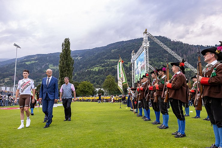 Landesüblicher Empfang mit der Marktmusikkapelle und der Schützenkompanie Nußdorf-Debant sowie Fahnenabordnungen der Tiroler Traditionsverbände.