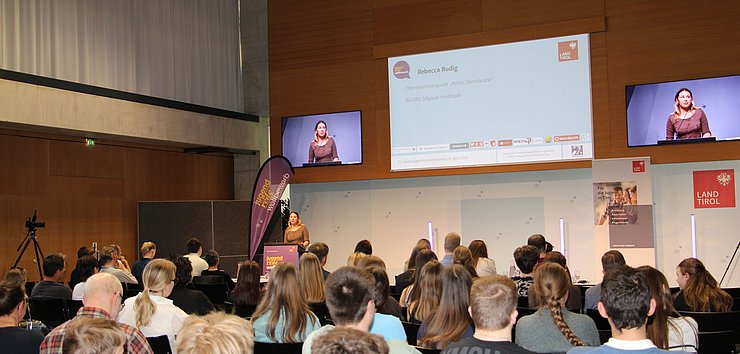 Jugendliche spricht vor Publikum