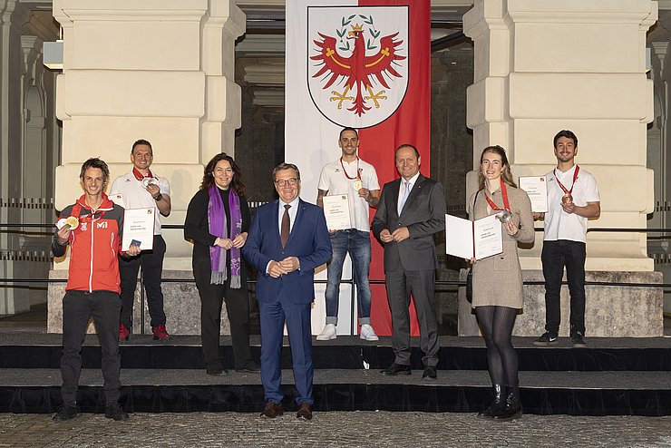 Das Land Tirol ehrt die MedaillengewinnerInnen von Peking. V.l. Manuel Fettner, Wolfgang Kindl, LHStvin Ingrid Felipe, LH Günther Platter, Lukas Greiderer, LHStv Josef Geisler, Madeleine Egle und Lorenz Koller. 