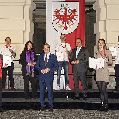 Das Land Tirol ehrt die MedaillengewinnerInnen von Peking. V.l. Manuel Fettner, Wolfgang Kindl, LHStvin Ingrid Felipe, LH Günther Platter, Lukas Greiderer, LHStv Josef Geisler, Madeleine Egle und Lorenz Koller. 