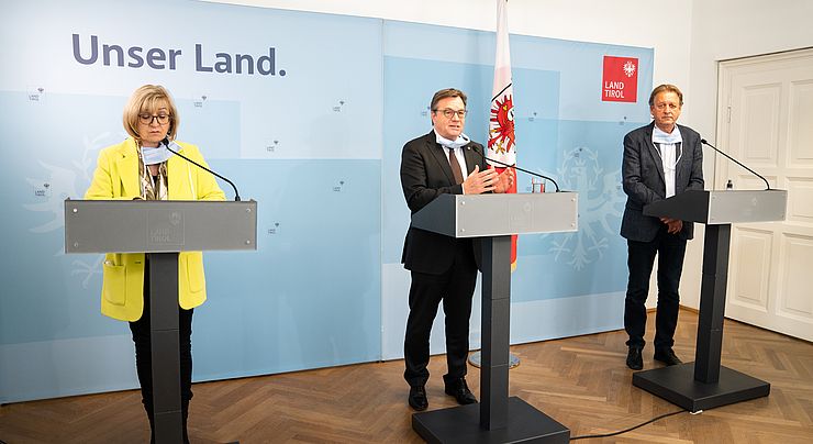 V. li. bei der Landespressekonferenz LRin Beate Palfrader, LHGünther Platter und AK-Tirol-Präsident Erwin Zangerl.