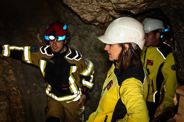 LRin Mair im Stollen mit weißenm Helm und gelber Jacke; sie sieht der Übung zu 