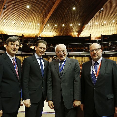 v.l. Generalsekretär des Kongresses Andreas Kiefer, Außenminister Sebastian Kurz, Kongresspräsident Herwig van Staa