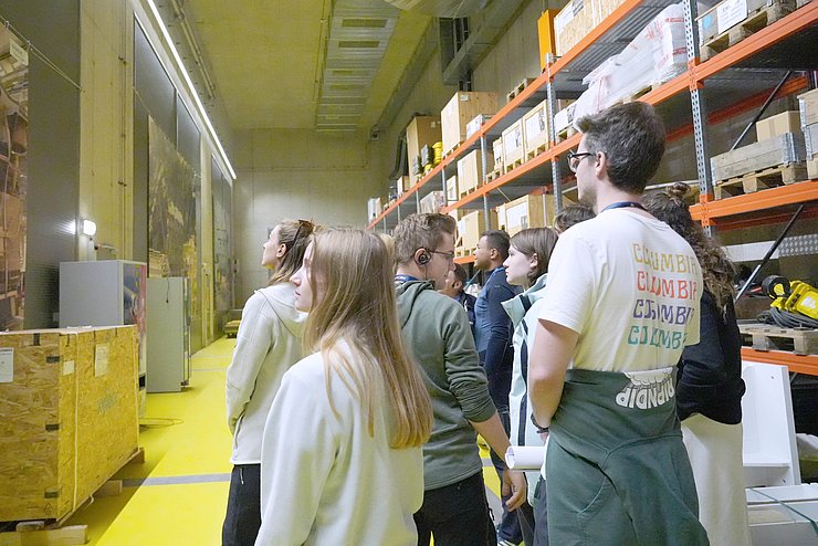 Jugendliche gehen durch Gebäude