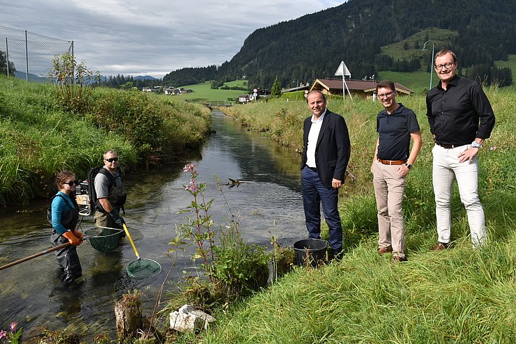 LHStv Josef Geisler sowie Vorstand Markus Federspiel und Gewässerökologe Andreas Murrer von der Abteilung Wasserwirtschaft wollen das Auftreten einer Nierenkrankheit PKD bei Fischen und den Rückgang der Bachforelle tirolweit untersuchen. Aus der Großache und ihren Zubringerbächen wurden vergangenen Sommer 210 Bach- und Regenforellen gefischt. Bei knapp einem Viertel wurde die parasitäre Nierenerkrankung nachgewiesen. 