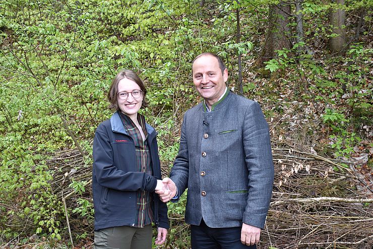 Eva-Maria Kirschner und Landeshauptmann-Stellvertreter beim Händeschütteln im Wald.