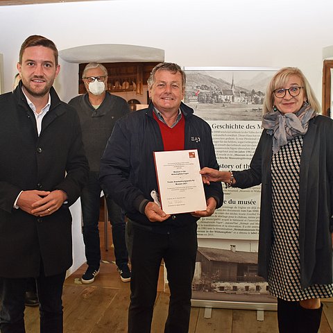 LRin Palfrader (rechts) gratuliert Andre Lindner, Obmann des Heimat- und Museumsvereins Fügen, sowie Bgm Dominik Mainusch zum Anerkennungspreis für Museen 2021.