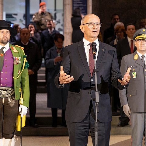 LH Anton Mattle bei seiner Festansprache am Landhausplatz.