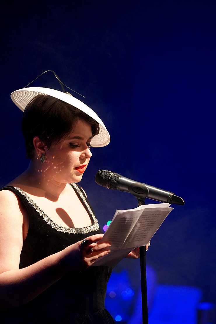 © Benedikt Grawe Anna Maria Mühlbacher erhält den Poetry-Slam-Würdigungspreis 2026.