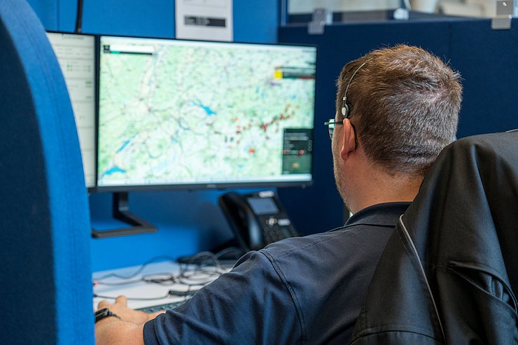 © Land Tirol/Brandhuber Mitarbeiter beim Arbeiten in der Leitstelle Tirol